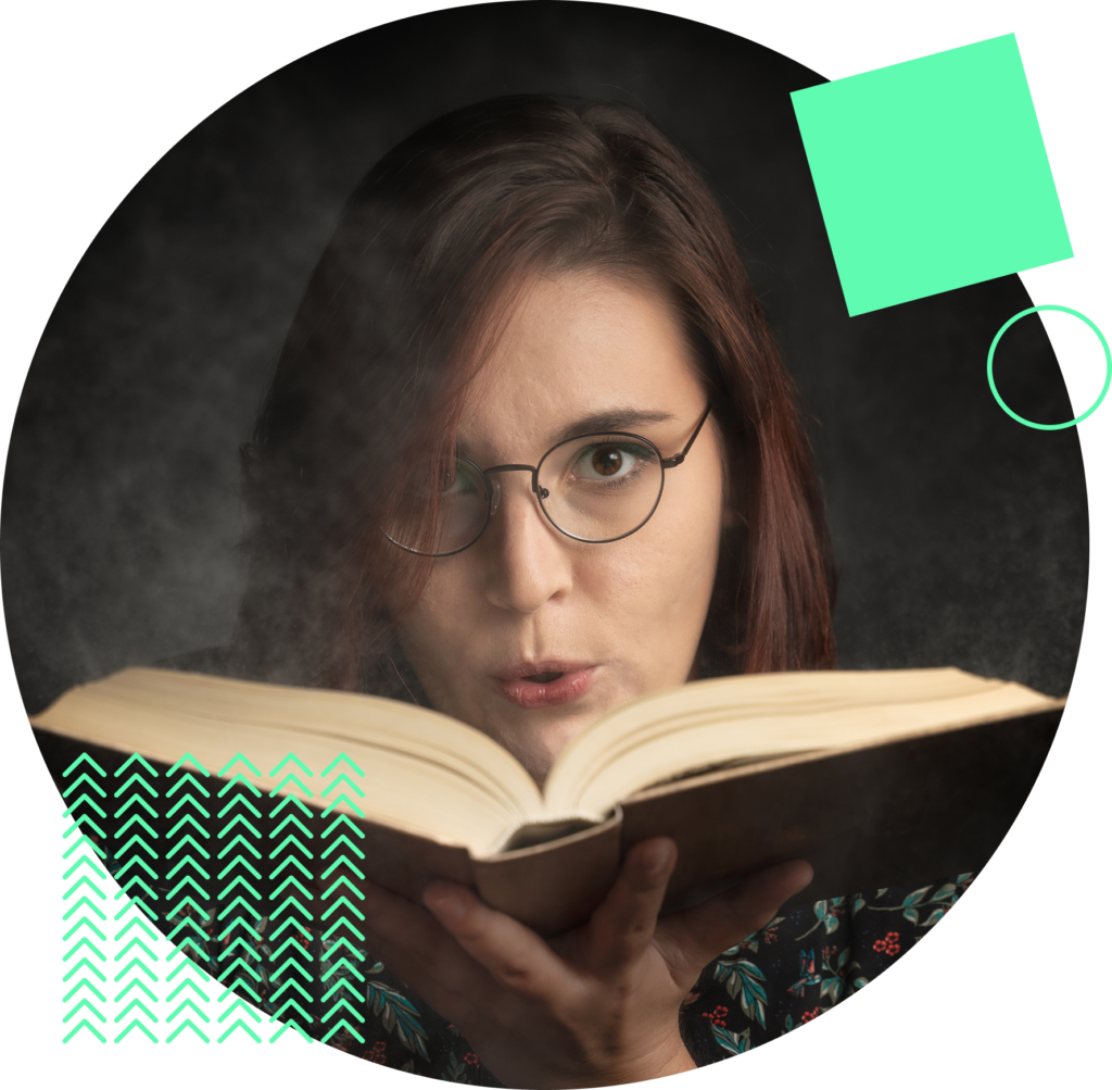 Zdjecie samicy dmuchającej w ksiazke z areszenikiem